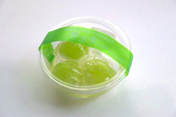 「旬の雫　山梨県産シャインマスカット」421円（税込み）