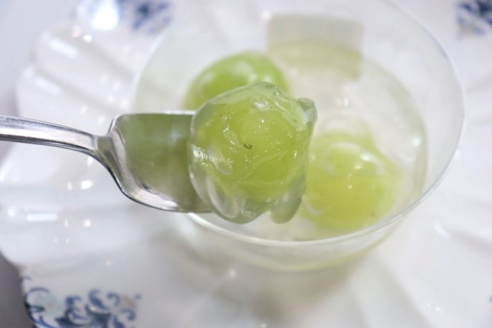 なめらかなくずで包まれたシャインマスカット