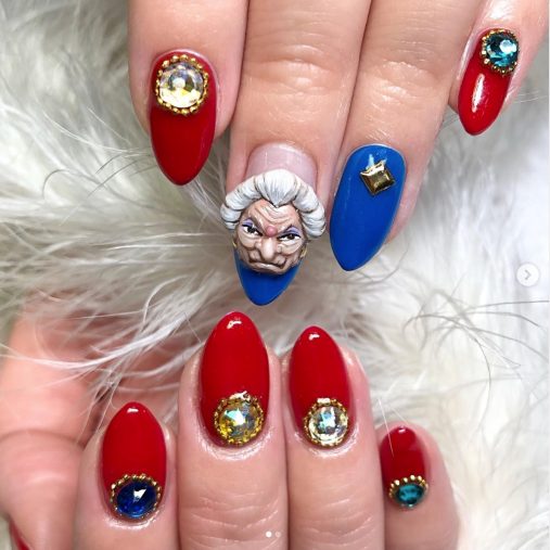 『千と千尋の神隠し』の湯婆婆、アニメのキャラも本物そっくり!