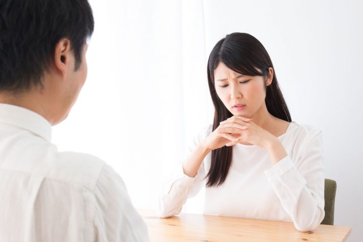 向かい合って話し合う男女