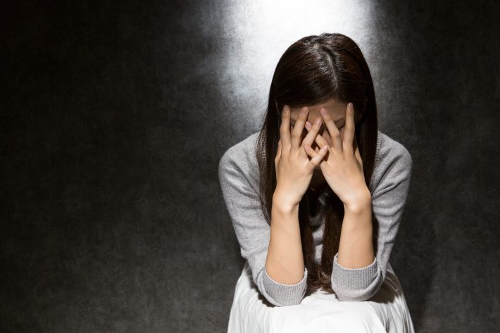 落ち込む女性
