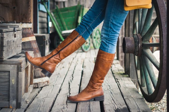 ロングブーツをはいた足元