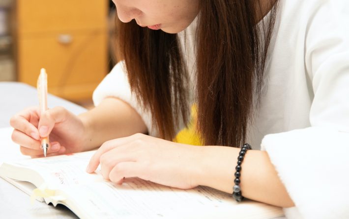 中卒の両親を反面教師に育つ