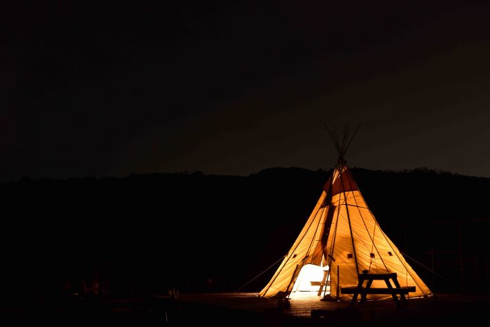 キャンプ場の夜に明かりが灯されたテント
