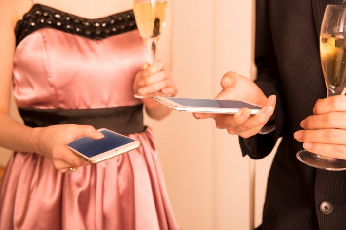 連絡先を交換する男女