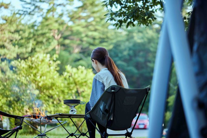 ソロキャンプをする若い日本人女性