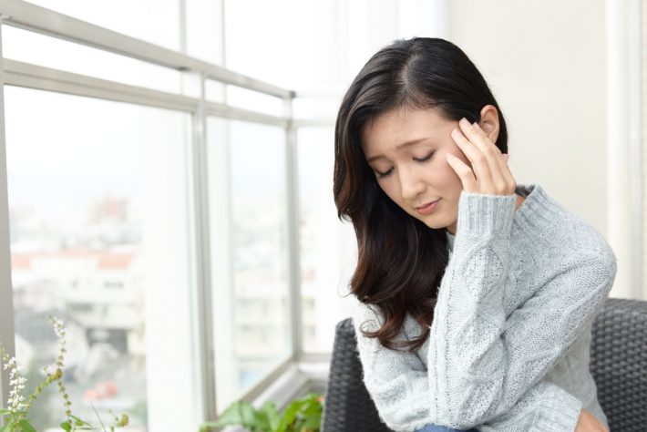 憂鬱な表情を浮かべる女性