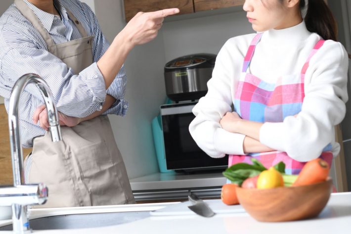 キッチンでケンカする夫婦