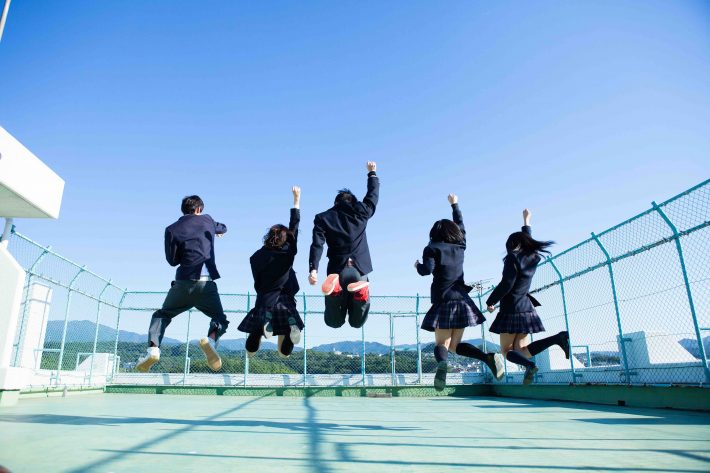 屋上ではしゃぐ高校生たち