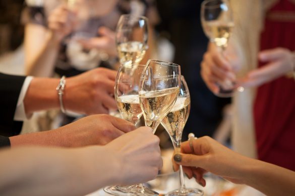 スパークリングで乾杯する人たち