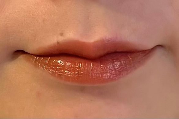 カラーリップを塗った唇