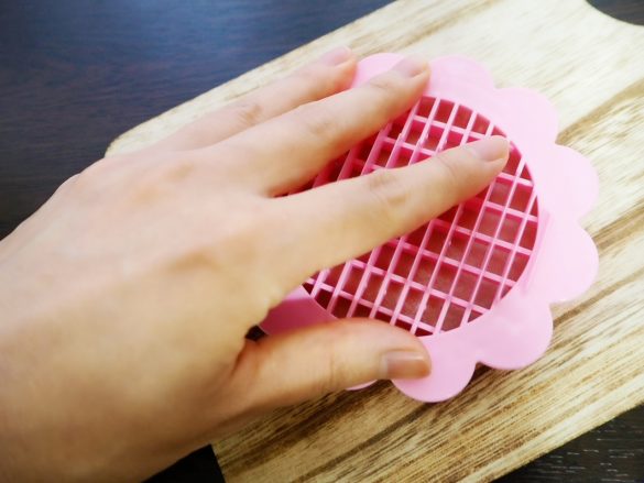 「ハムカッター」を押しつける