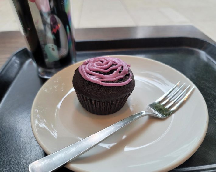 「とろ～りラズベリー in ハロウィンケーキ（290円）」ゴーストがぼんやり見えている感じが楽しい