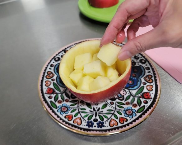 リンゴの器にリンゴの果肉を入れましょう