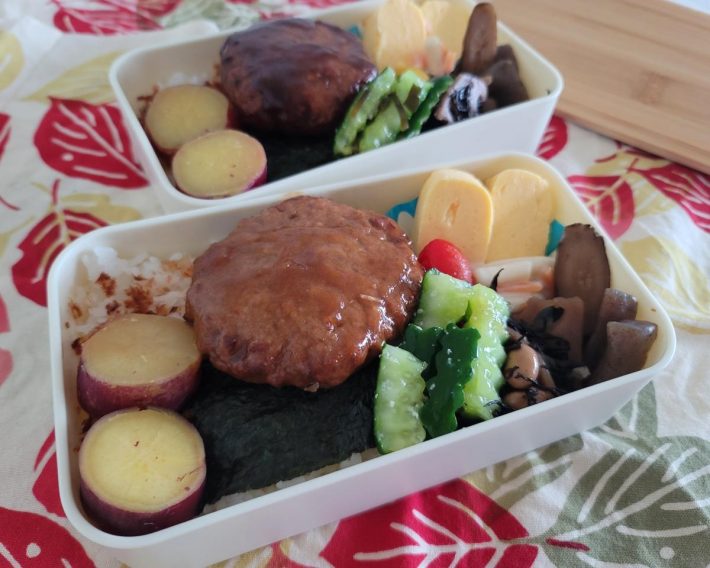ごはんの上にふりかけ、海苔を乗せて、さつま芋レモン煮、ハンバーグ、蒟蒻煮、マカロニサラダを並べました。だし巻き玉子はトップバリュベストプライスのものを活用。ミニトマト、キュウリ浅漬けは自作