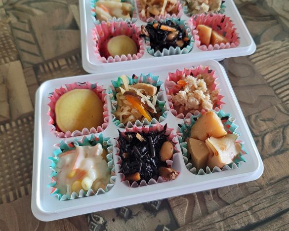 残った総菜は少しずつおかずトレイに入れておくだけで華やかな組み合わせに。忙しい時に本当に便利です