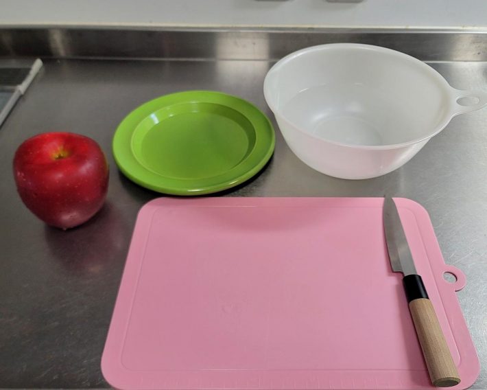 塩水をはったボウル、皿、ミニ包丁、まな板を用意しました