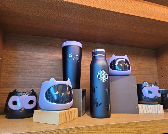 （左から）マグマスクドキャット355ml（2150円、以下税込）、マグフーディーキャット355ml（2150円）、ステンレスタンブラーオッドアイキャット355ml（3650円）、ステンレスボトルキャット444ml（4100円）