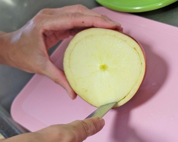 ぐるりと円を描くように切っていく。多少失敗しても大丈夫!