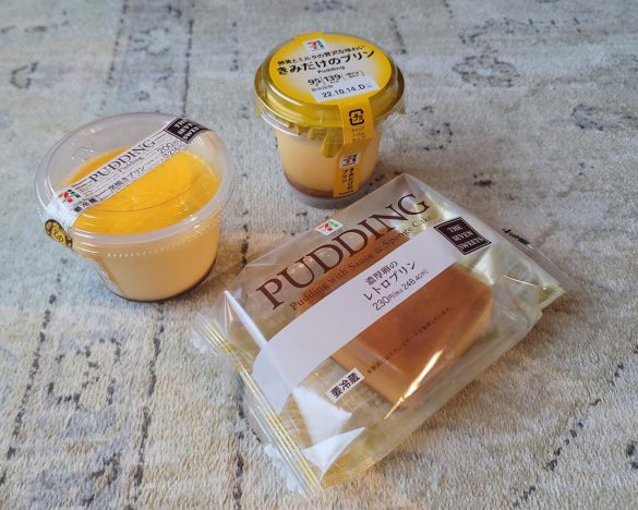 (左)窯焼きプリン 216円、(右)7プレミアムきみだけのプリン 159円、(下)濃厚卵のレトロプリン 248円