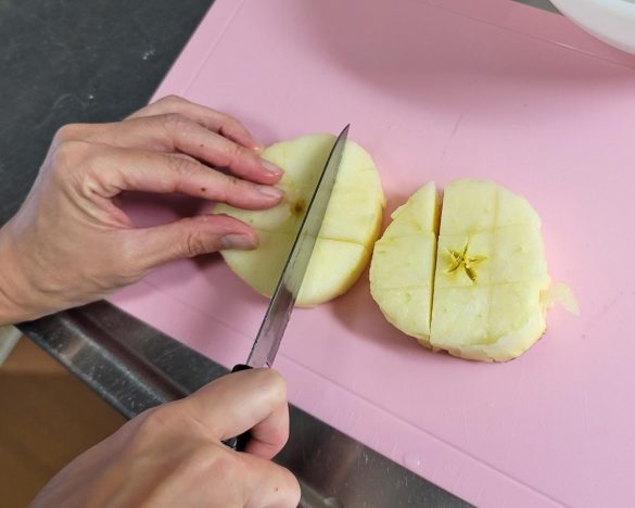 一口サイズを意識して切り分ける。芯部分は取り除く