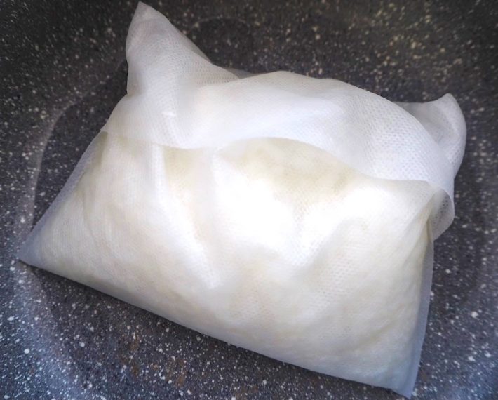 鍋のお湯を捨てる