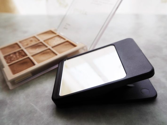 アイシャドウパレットのサイズ：縦7.8cm×横7.6cm