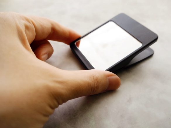 正方形の鏡がついてる