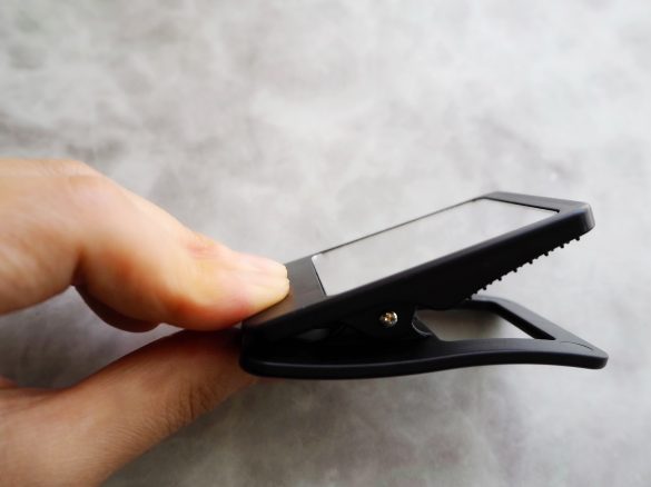 使う時はクリップ上部をつまむ