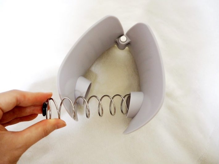本体を開いてバネを取りつけるだけ