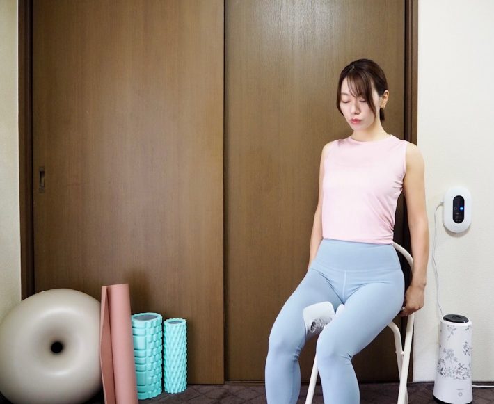 「内転筋トレーニング器」を太ももの内側にセット