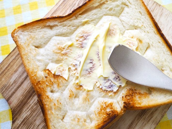 バターを塗り広げて