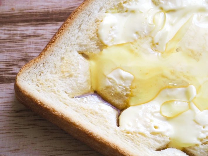 はちみつが溝に流れ込む