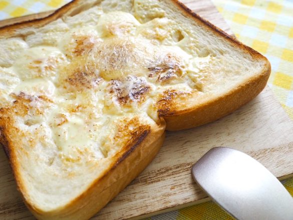 切れ目にはちみつが染み込んでいく