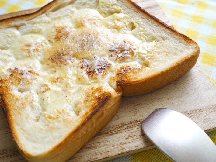 切れ目にはちみつが染み込んでいく