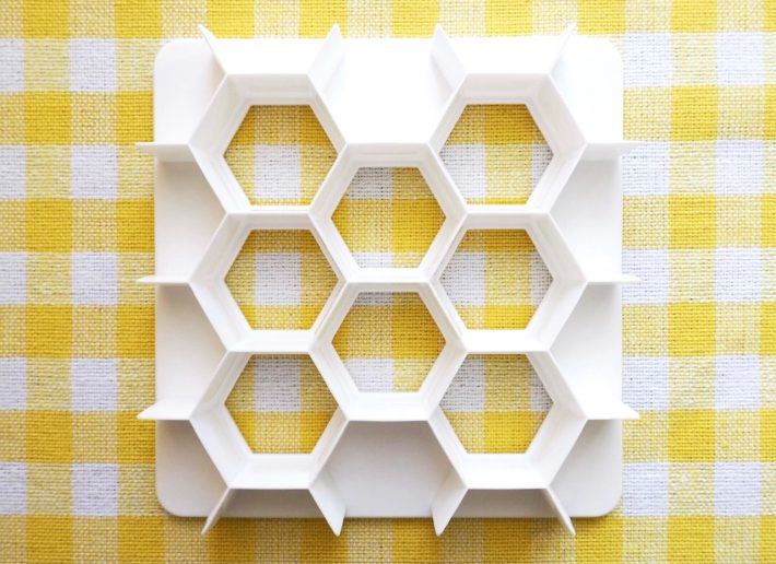 ハニカム状”の切れ目を入れるキッチンアイテム