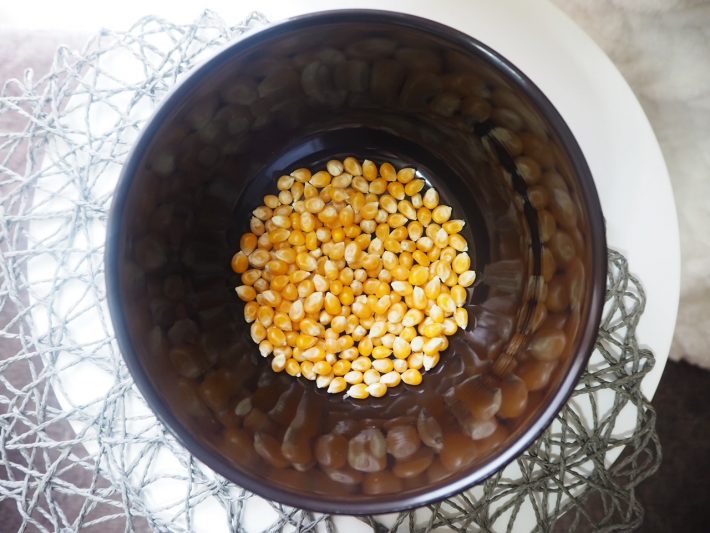 STEP 1：ポップコーン豆を耐熱容器に入れます。