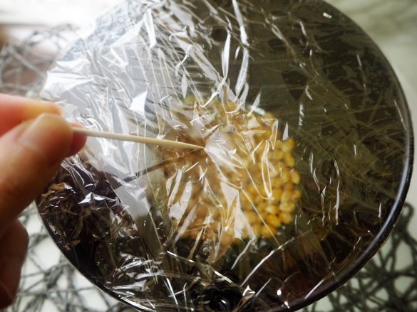 STEP4：その上からさらに2枚、ラップをかけたら、つまようじで数ヶ所穴をあけます。