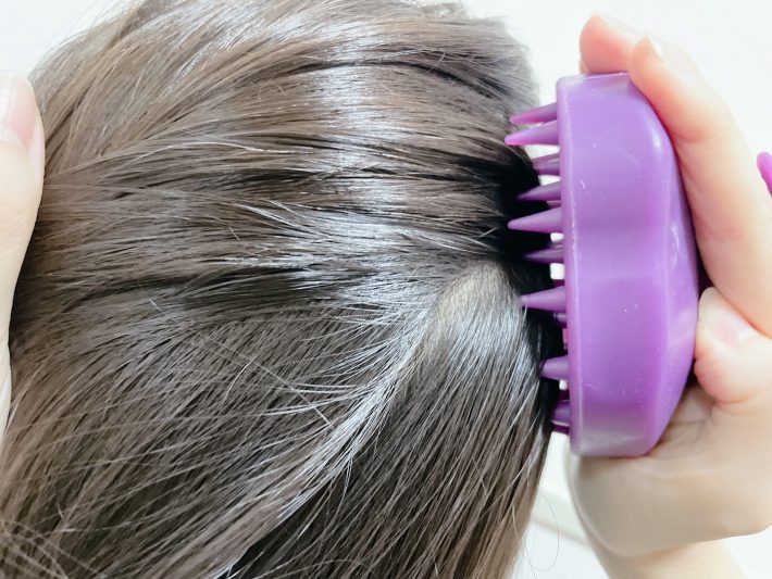 シャンプーブラシをあてた様子 (1)