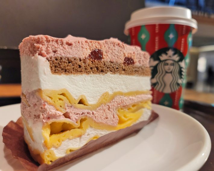 ストロベリーのもちもちクレープケーキ（持ち帰り510円、店内利用520円）