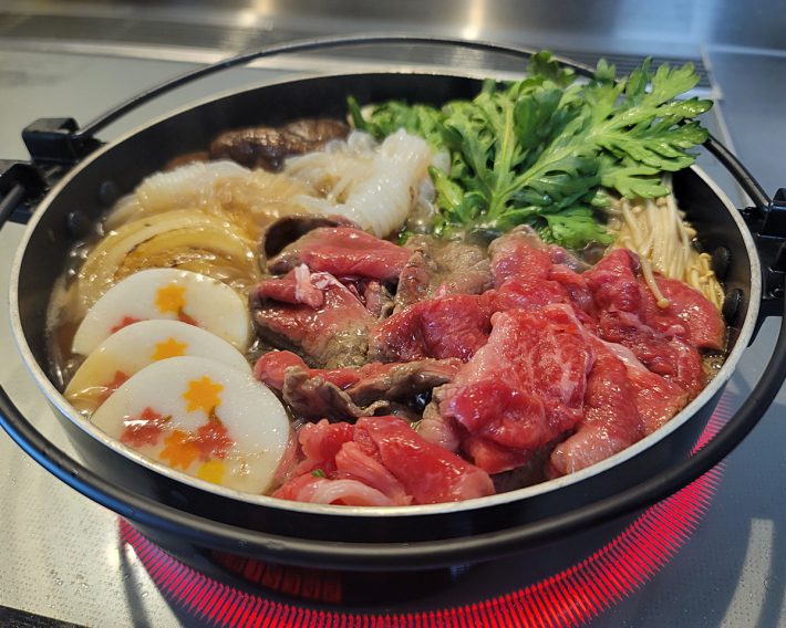 自宅で作ってみたところ、いつもよりもおいしいすき焼きが完成。調理も簡単です