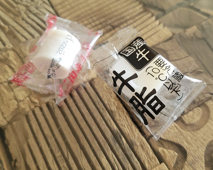 スーパーの牛肉コーナーに置いてある牛脂を使って玉ねぎや野菜を焼きましょう