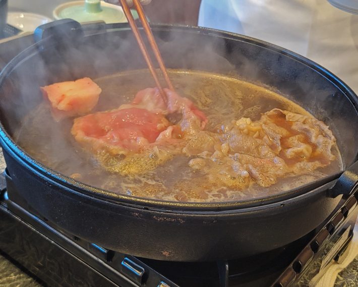 牛肉の脂身や旨味をしっかり堪能できるのが、京風の醍醐味です