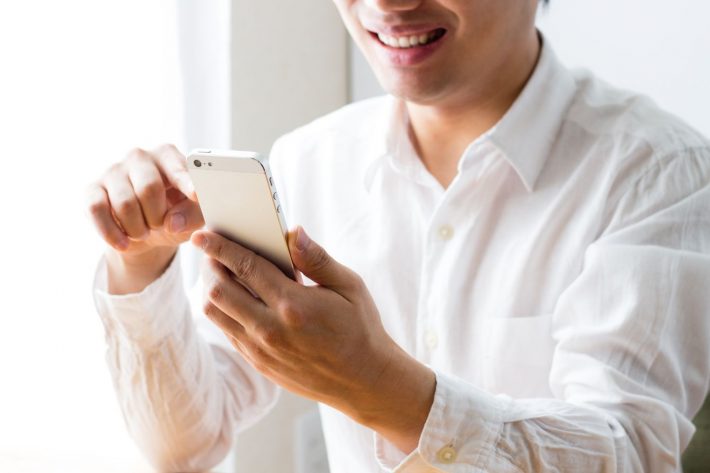 スマホを操作する男性