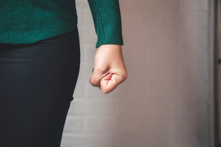 冷たい返事にひるむ相手