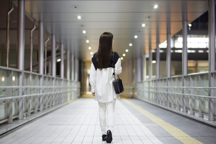 市街を歩く女性