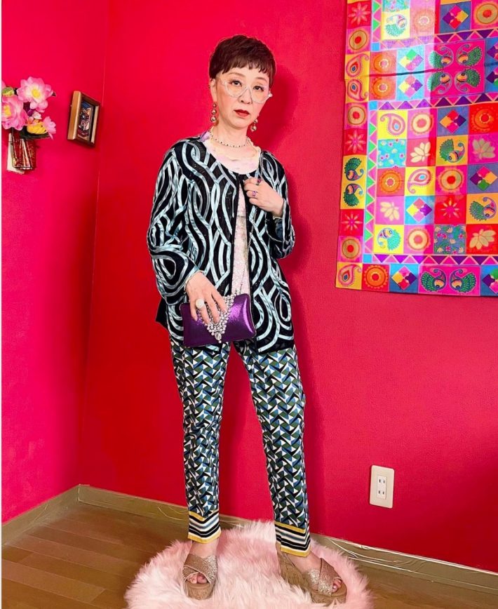 まずは小物を派手な色にしてみる