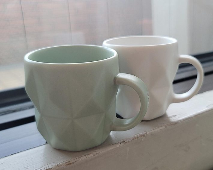 自宅の自然光でも凛とした印象を放ちます