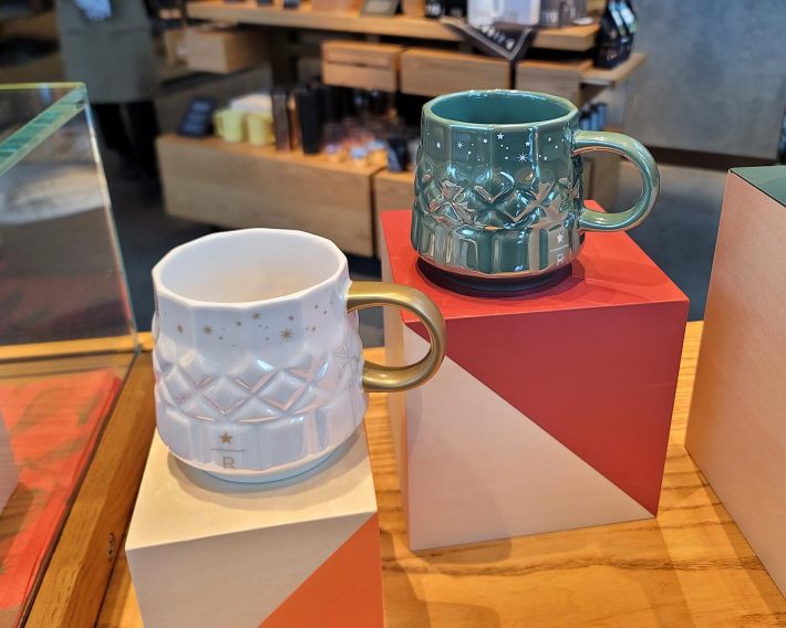 ホリデーシーズン限定のマグカップ2種。スターバックス リザーブ® マグ ジェムホワイト＆ゴールド、ジェムグリーン 355ml／各¥3,300