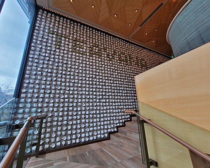 2階に続く階段を上っていくと出現するティーカップの壁。“TEAVANA（ティバーナ）”という文字も印象的